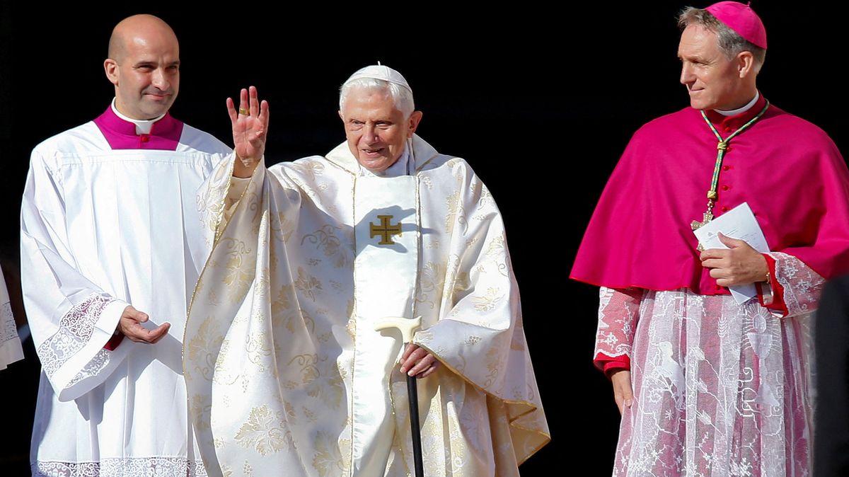 Stav emeritního papeže Benedikta je stabilní, s pomocí odsloužil mši